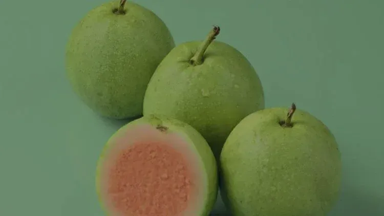 Bugün sizinle çok ama çok önem verdiğimiz bir konuyu paylaşacağız: C Vitamini! Bu harika vitamin, doğanın cildinize harika bir dokunuşu. Yazımızda C vitamininin cilt bakımındaki yeri ve c vitaminli serumlarımızın doğal bileşenlerinin nereden edildiğini anlatıyor olacağız.