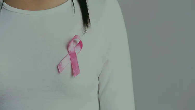 Meme kanseri, dünya genelinde milyonlarca kadını etkileyen ciddi bir sağlık sorunu. Ekim ayı ise bu hastalığa karşı toplumsal duyarlılığı artırmak, erken teşhisin hayat kurtarıcı rolünü vurgulamak ve farkındalık yaratmak amacıyla özel bir anlam taşıyor. Kadınların kendi vücutlarını daha yakından tanımaları, değişimleri fark etmeleri ve düzenli kontrolleri ihmal etmemeleri bu ayın en önemli mesajları arasında yer alıyor.

Farkındalık ayı boyunca sağlık kuruluşları, sivil toplum örgütleri ve markalar bu önemli konuya dikkat çekmek için çeşitli etkinlikler ve kampanyalar düzenliyor. Bu süreç sadece bilgi vermekle kalmaz, aynı zamanda mücadele eden kişilere moral ve destek olmayı da hedefler. Bu yazıda meme kanseriyle ilgili temel bilgileri, erken tanı yöntemlerini ve özellikle tedavi sürecinde ihmal edilmemesi gereken cilt bakım detaylarını birlikte inceleyeceğiz.