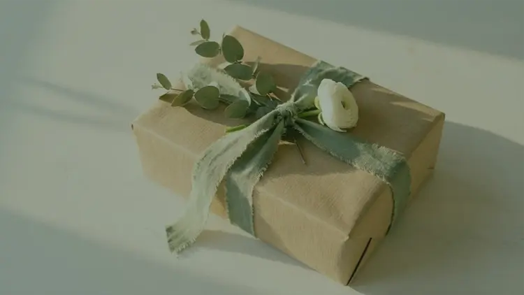 Sevgililer günü hediye fikirleri , 14 Şubat’ta sevgilisine sıradan hediyelerin ötesinde, gerçekten duygusal bir bağ kuran bir sürpriz yapmak isteyenlerin en çok araştırdığı konular arasında yer alıyor.

Sevgililer günü için hediye seçerken artık sadece “ne alınır” değil, “ne hissettirir” sorusu da büyük önem taşıyor. Bu nedenle kişisel bakım, kendine zaman ayırma ve özel hissettirme teması etrafında şekillenen hediyeler, sevgililer günü hediye önerileri arasında giderek daha fazla öne çıkıyor. Hazırladığımız bu listede, hem yaratıcı hem de uzun süre kullanılabilecek, her kullanıldığında sizi hatırlatacak net hediye seçeneklerini bir araya getirdik.