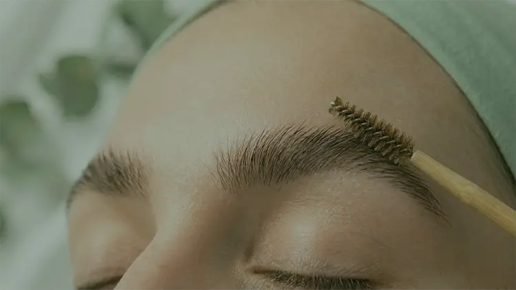 Kaş küsmesi, genellikle kaş bölgesindeki kılların alınması, yanlış kozmetik uygulamalar veya fiziksel travmalar sonrası bir kısmının bir daha çıkmaması durumunu tanımlayan halk arasında kullanılan bir ifadedir. Bu sorun, özellikle kaşın bir bölgesinde belirgin bir boşluk oluşmasıyla dikkat çeker ve kişinin yüz ifadesini olumsuz etkileyebilir.