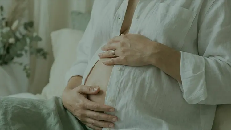 Hamilelikte cilt kuruluğu, hormonal değişimler ve artan nem kaybı nedeniyle anne adaylarında sık görülen bir cilt problemidir; doğru bakım ve uygun ürün seçimi ile büyük ölçüde kontrol altına alınabilir.

Hamilelik süreci boyunca vücutta meydana gelen fizyolojik değişimler, cildin nem dengesini doğrudan etkiler. Özellikle artan progesteron ve östrojen hormonları, cilt bariyerinin işleyişini değiştirebilir. Bu değişimler bazı anne adaylarında parlak ve sağlıklı bir görünüm oluştururken, bazı kişilerde belirgin kuruluk, hassasiyet ve gerginlik hissine neden olur. Bu nedenle hamilelikte cilt kuruluğu neden olur sorusu, hamilelik döneminde en sık araştırılan konular arasında yer alır.